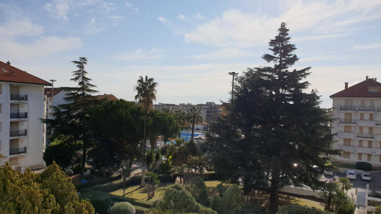 Condominio Ariazzurra S. Bart. San Bartolomeo Al Mare Bagian luar foto